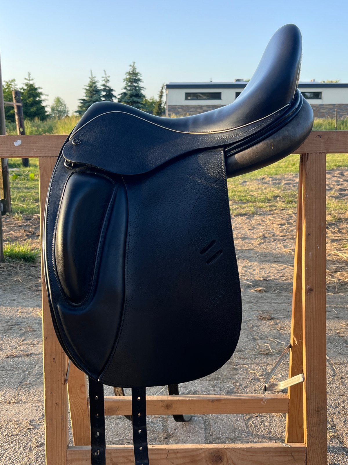 Empire avanti dressuurzadel 17,5 inch - Swarovski cantle, Dieren en Toebehoren, Paarden en Pony's | Zadels, Ophalen, Zo goed als nieuw