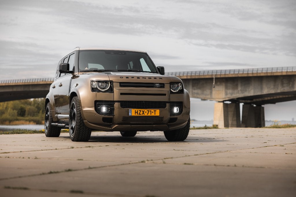 Heritage Customs - Defender P300e Gondwana stone, Auto's, Automaat, Dealer onderhouden, Zwart, Bruin