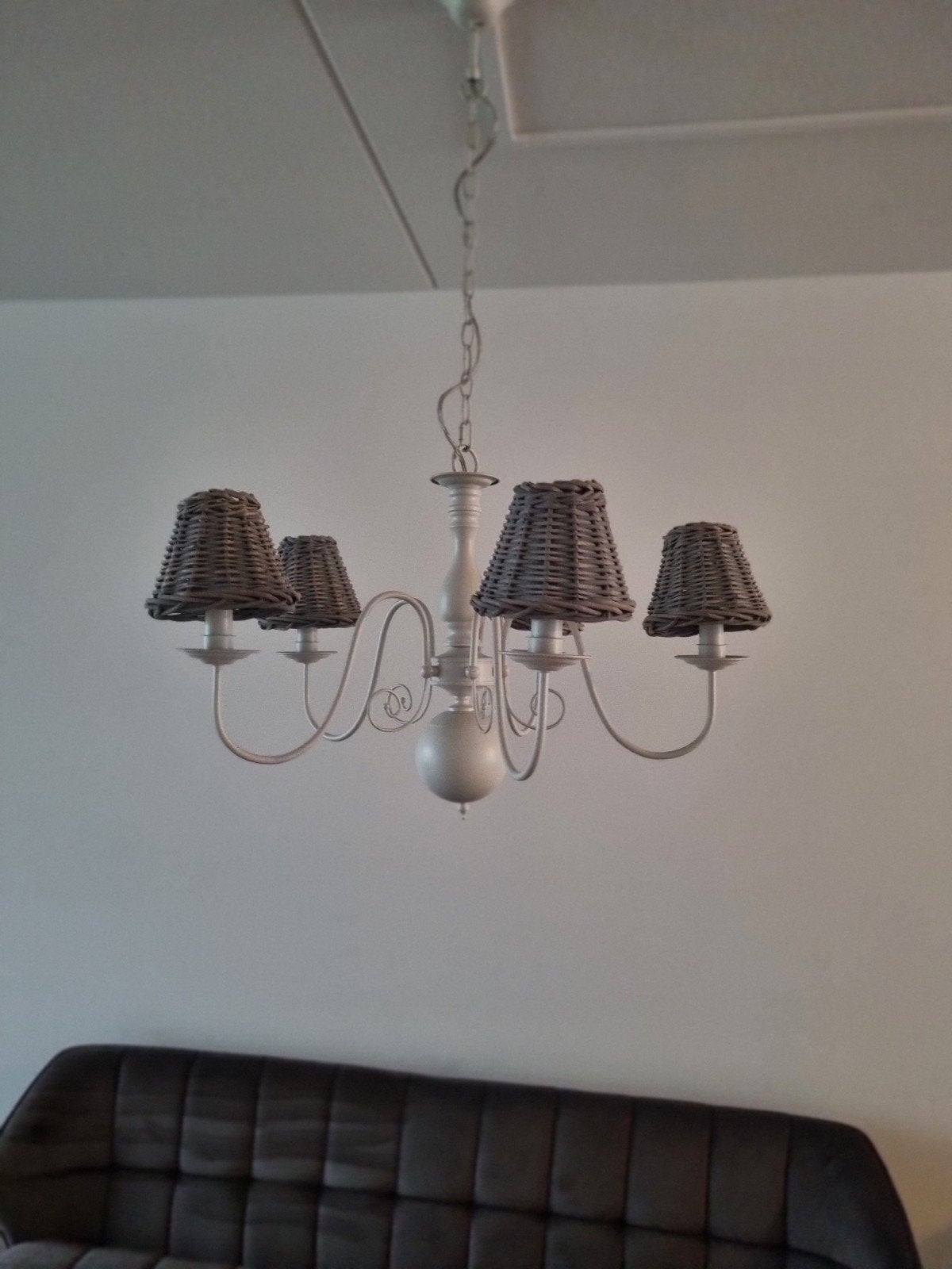 Witte kroonluchter hanglamp met 5 armen en rotan kappen, Ophalen, Gebruikt, E14 (klein), Metaal