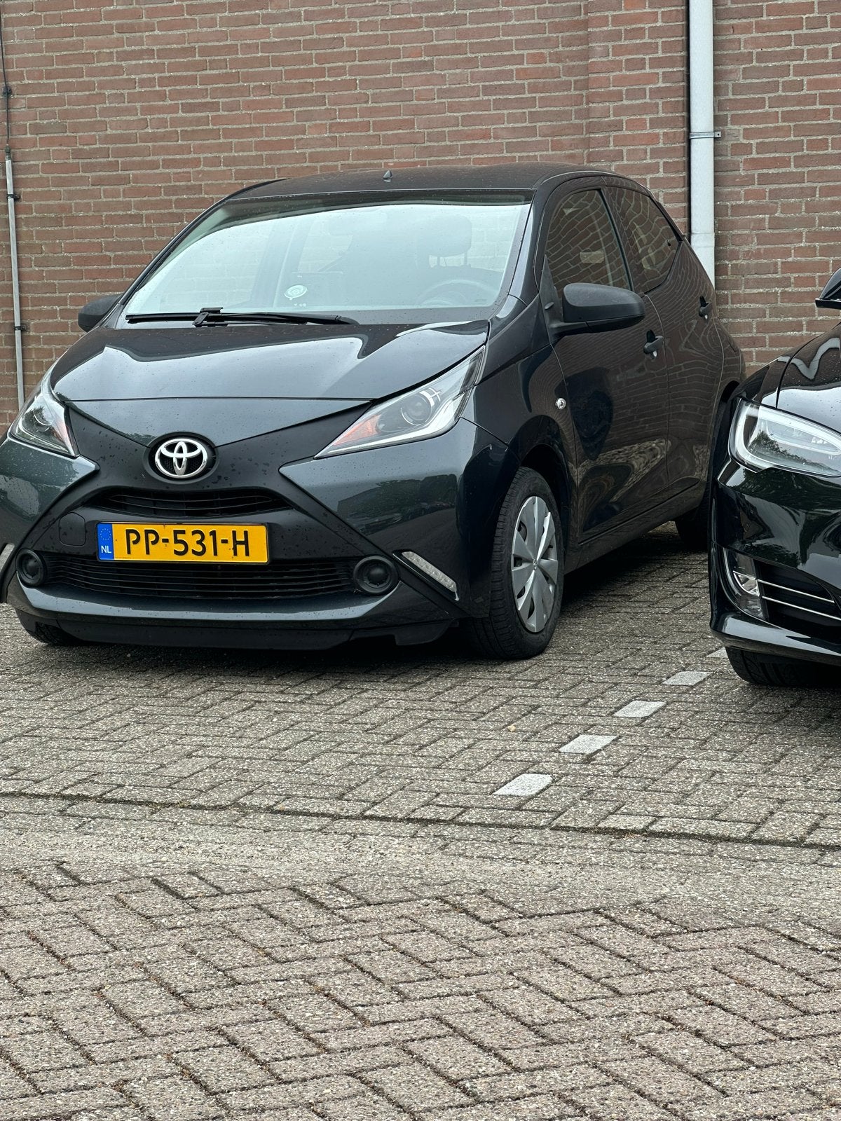 Toyota Aygo 1.0 Vvt-i 69pk 5D 2017 Grijs, Auto's, Toyota, Voorwielaandrijving, 4 stoelen, Origineel Nederlands, Handgeschakeld