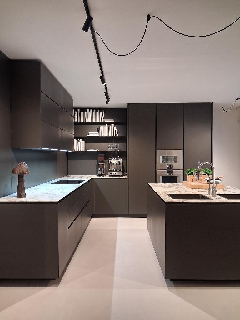 Poliform Keuken Showroommodel Bespaar 46.5K Direct Leverbaar, Huis en Inrichting, Ophalen, Hoekkeuken, Graniet of Steen, Zo goed als nieuw