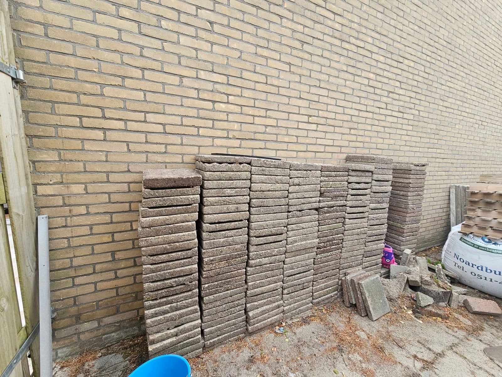 200 gratis tegels 30x30 cm, Gebruikt, Ophalen of Verzenden, 10 m² of meer, Beton