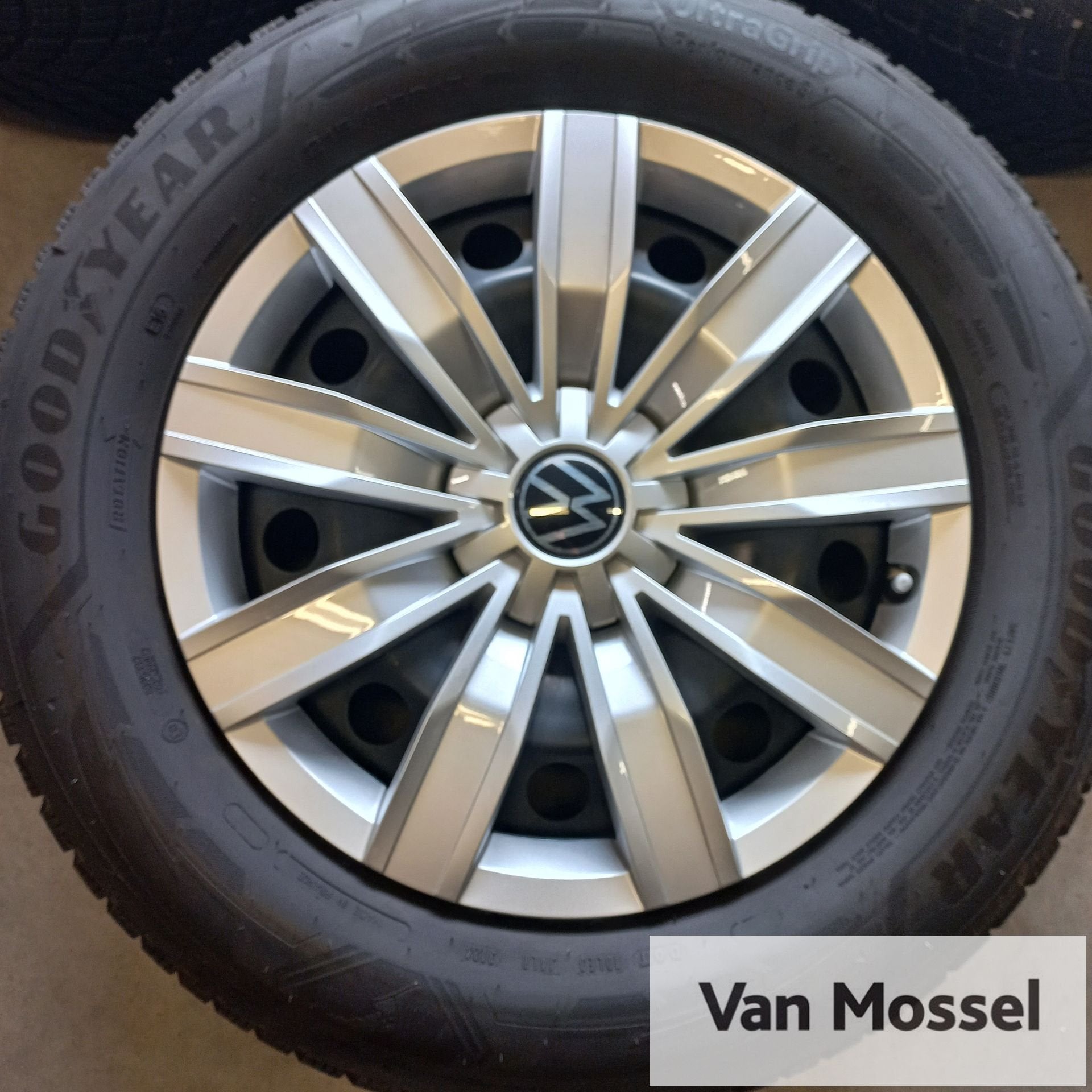 Volkswagen Tiguan GoodYear UltraGrip Performance 3 215/65/R1, -, -, Banden en Velgen, 17 inch