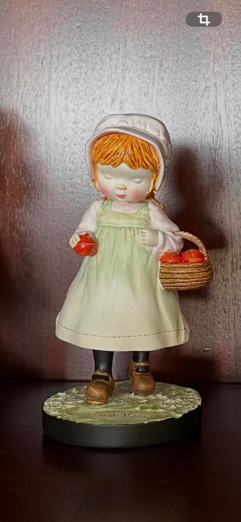 Sarah Kay beeldje met mandje appels, Ophalen of Verzenden, Gebruikt, Mens