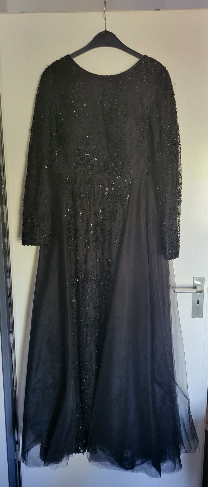 prachtige zwarte galajurk met pailletten en tule. maat 46, Ophalen, Galajurk, Zwart, Maat 46/48 (XL) of groter