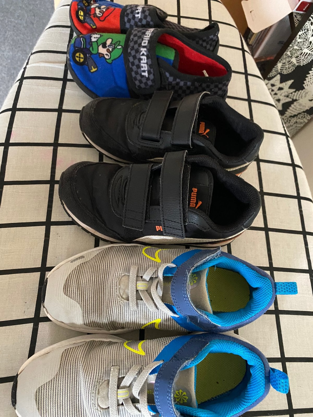 Schoenen maat 31 2 paar sneakers en sloffen mario bros, Gebruikt, Schoenen, Ophalen of Verzenden, Jongen