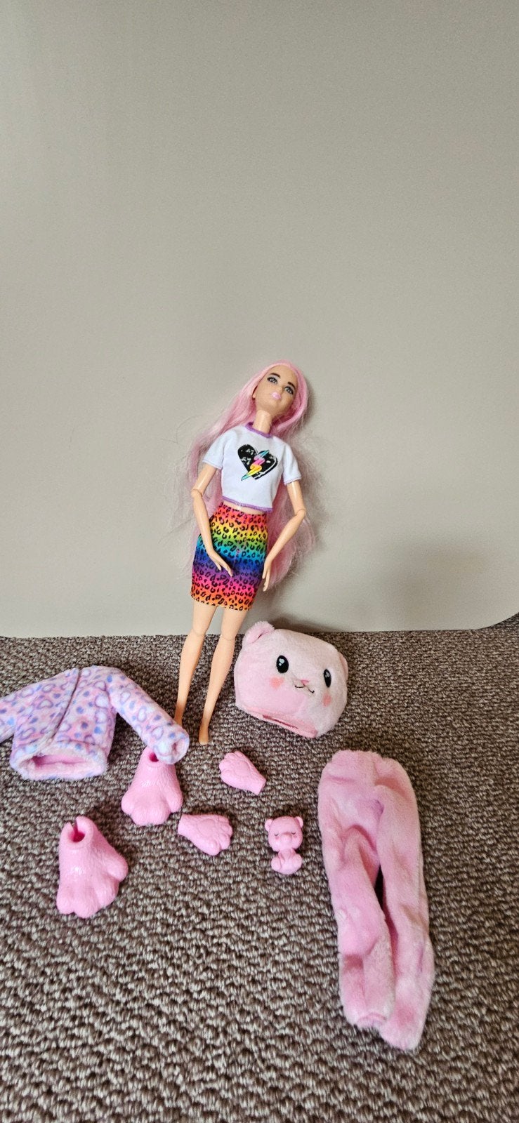 Barbie pop met roze haar en regenboogrok + accessoires, Ophalen of Verzenden, Zo goed als nieuw, Barbie