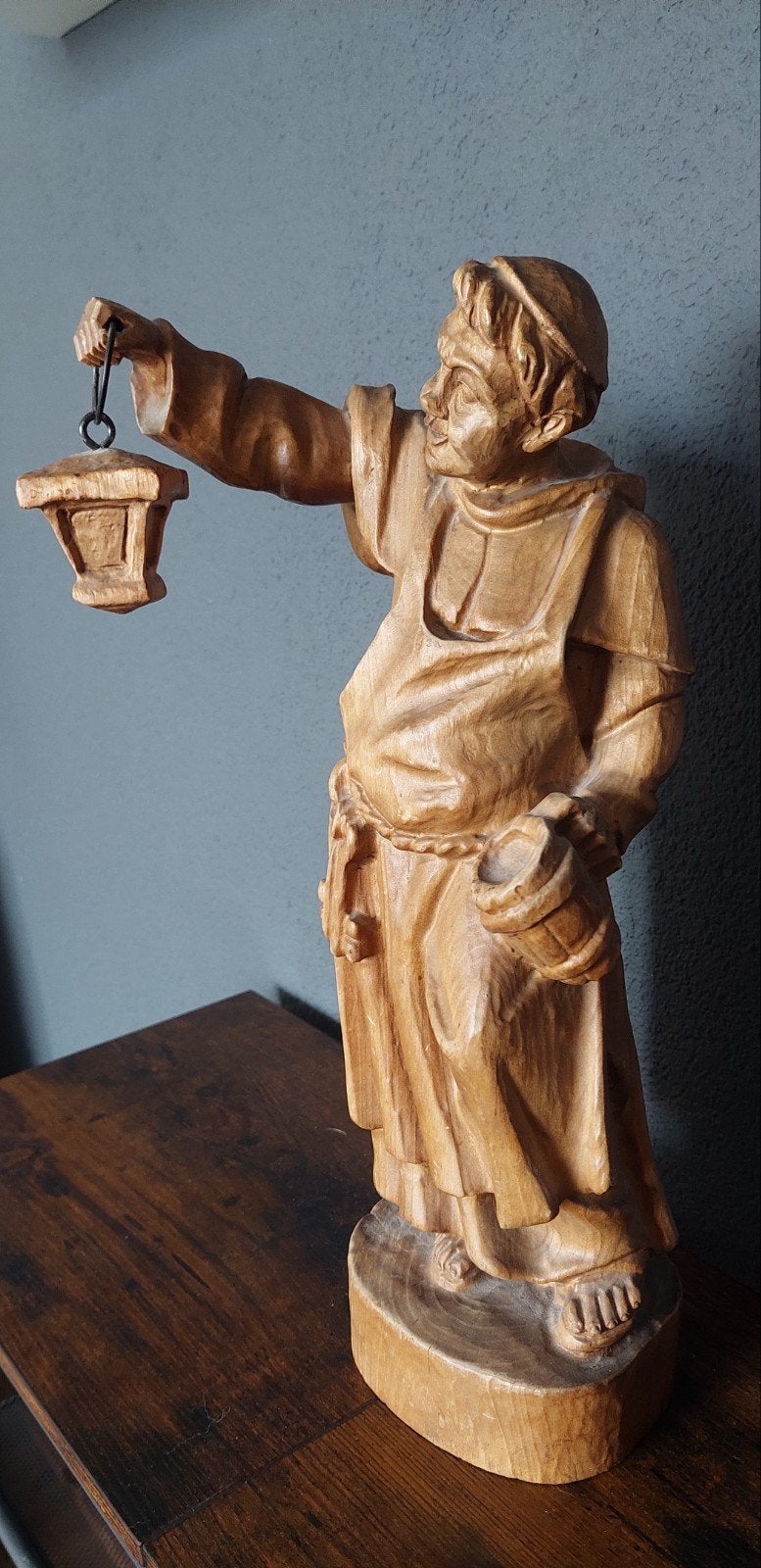 Houten beeld van monnik met lantaarn - Handgesneden, Ophalen of Verzenden, Handgemaakt, 20 - 50 cm, Beeld