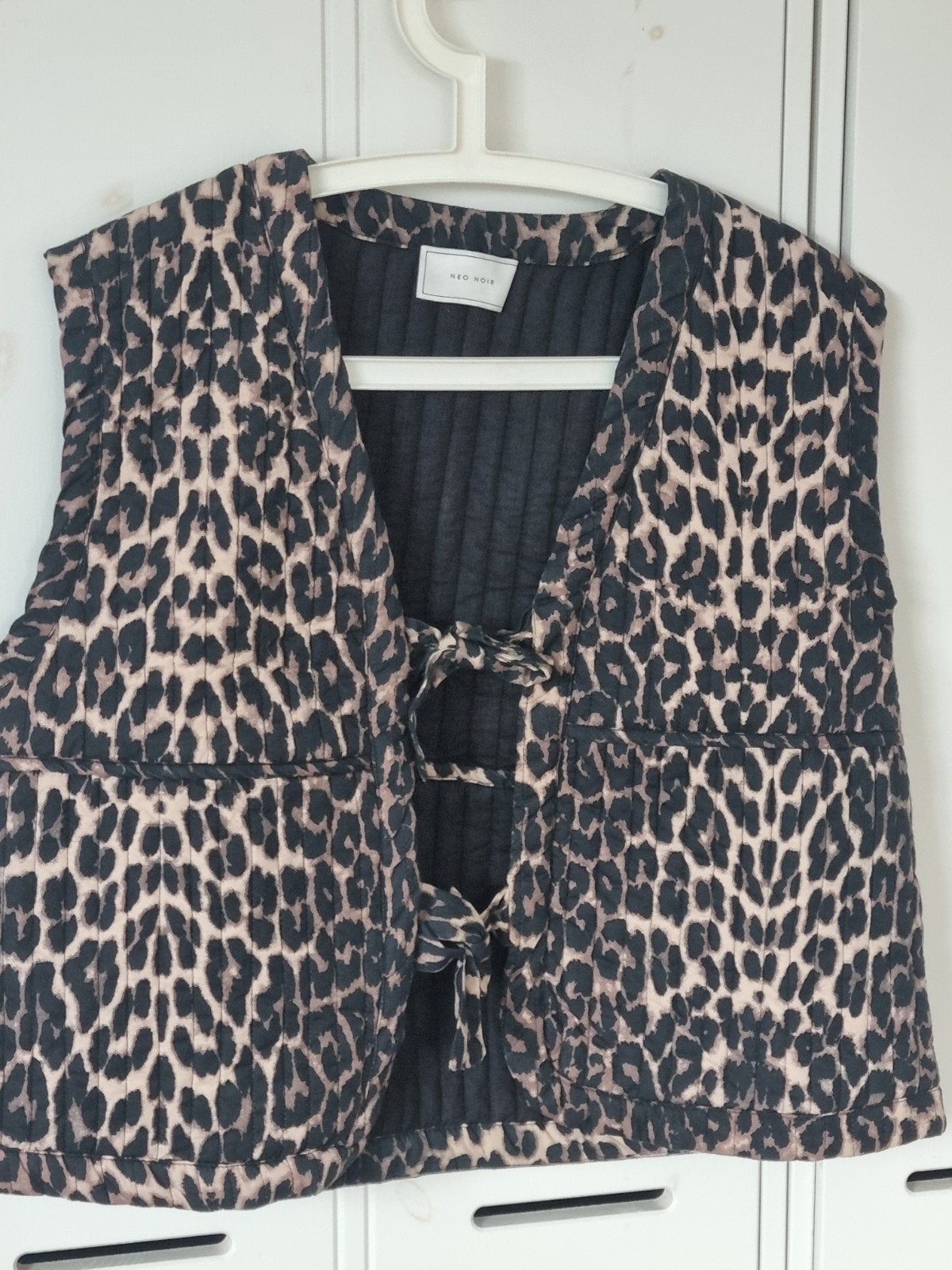 Neo Noir bodywarmer panterprint maat L zgan, Neo Noir, Meerkleurig, Maat 42/44 (L), Ophalen of Verzenden