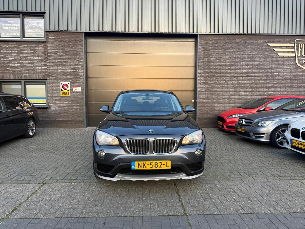 BMW X1 sDrive18d Executive | 1E EIGENAAR | 12MND GARANTIE |, Auto's, Euro 5, Zwart, Parkeersensor, Bedrijf
