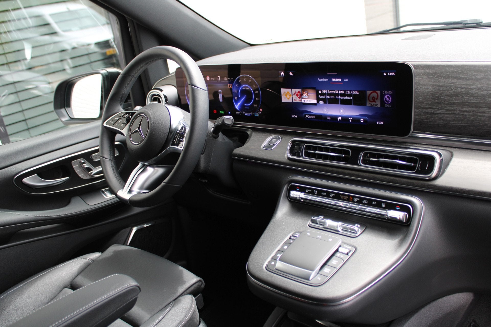 Mercedes-Benz EQV 300 L2 / AMG / Luchtvering / 7-Persoons /, Auto's, Bestelauto's, Gebruikt, Met garantie (alle), 2535 kg, 7 stoelen