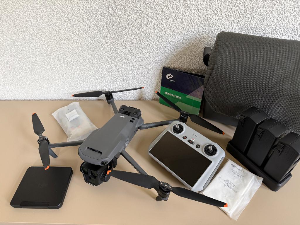 DJI Mavic 3 Pro | Fly More Combo | Inclusief drone cursus, 30 tot 45 minuten, Ophalen of Verzenden, Zo goed als nieuw, DJI