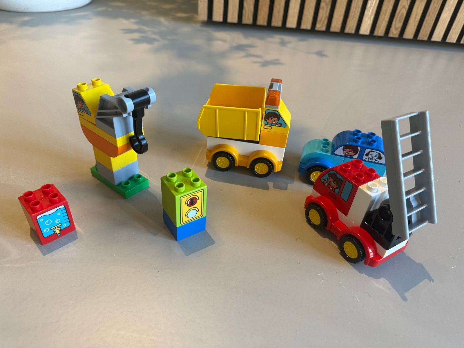 DUPLO set met kiepwagen, brandweerwagen, politie en kraan, Ophalen of Verzenden, Gebruikt, Complete set, Duplo