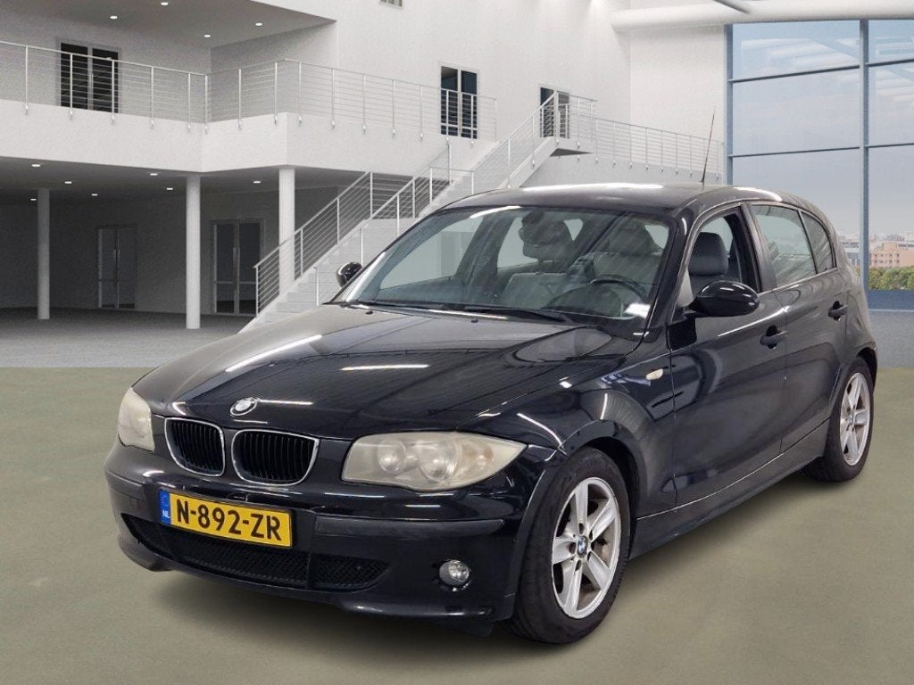 BMW 1-serie 118i 5D AUTOMAAT LEDER AIRCO 2E EIGENAAR VELGEN, Auto's, Achterwielaandrijving, 4 cilinders, 129 pk, Zwart