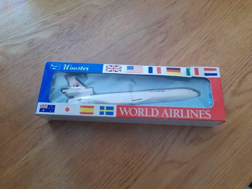 Wooster Snap Together No 610 Douglas MD-11 Virgin/Malaysia, Hobby en Vrije tijd, Modelbouw | Vliegtuigen en Helikopters, Overige merken