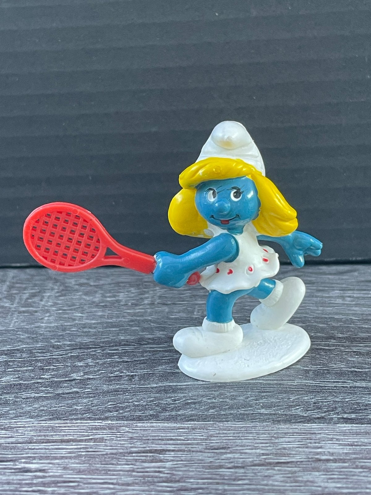 Smurfin met tennisracket - Vintage Smurfen figuurtje, Verzamelen, Smurfen, Ophalen of Verzenden, Gebruikt, Smurfin, Poppetje, Figuurtje of Knuffel