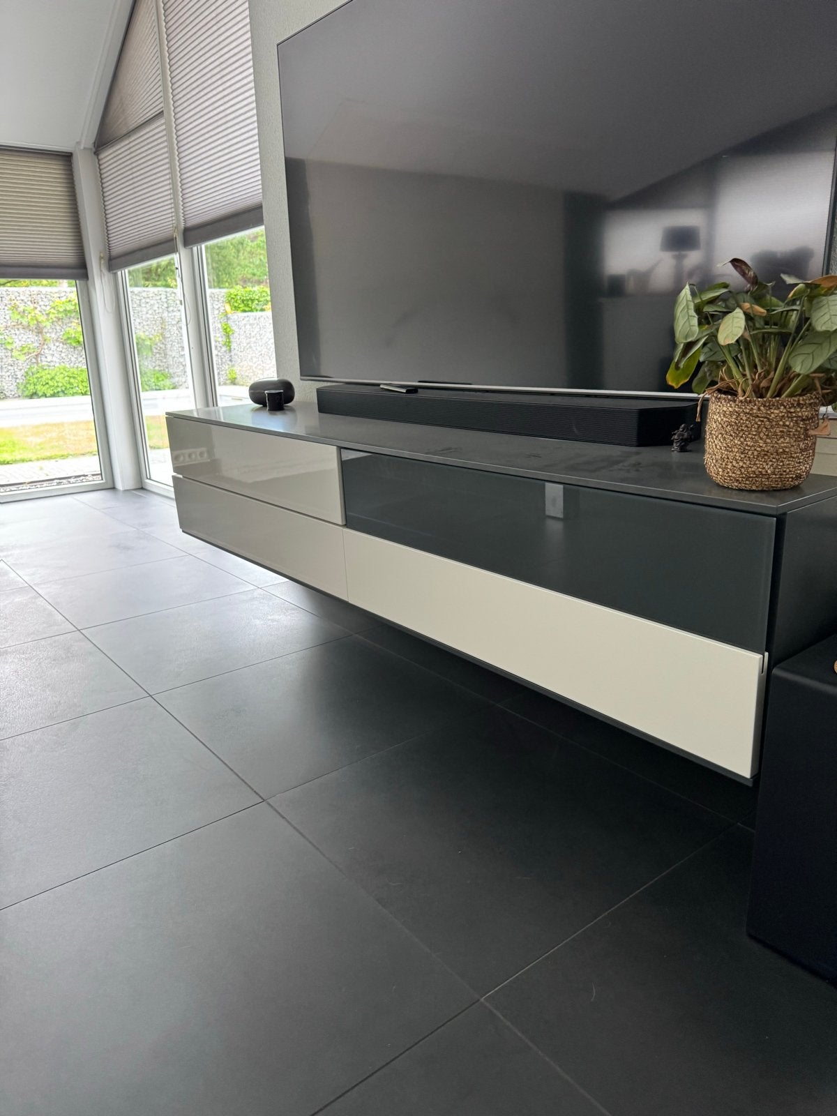 Modern zwevend tv-meubel - Grijs/Wit, Ophalen, Kunststof, Gebruikt, 150 tot 200 cm