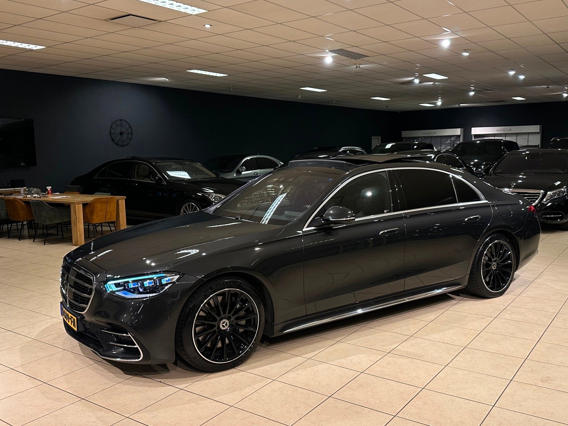 Mercedes-Benz S-klasse S580 e AMG LANG|ORIG-NL|4D-BURM.|MASS, Auto's, Mercedes-Benz, Automaat, Achterwielaandrijving, Gebruikt