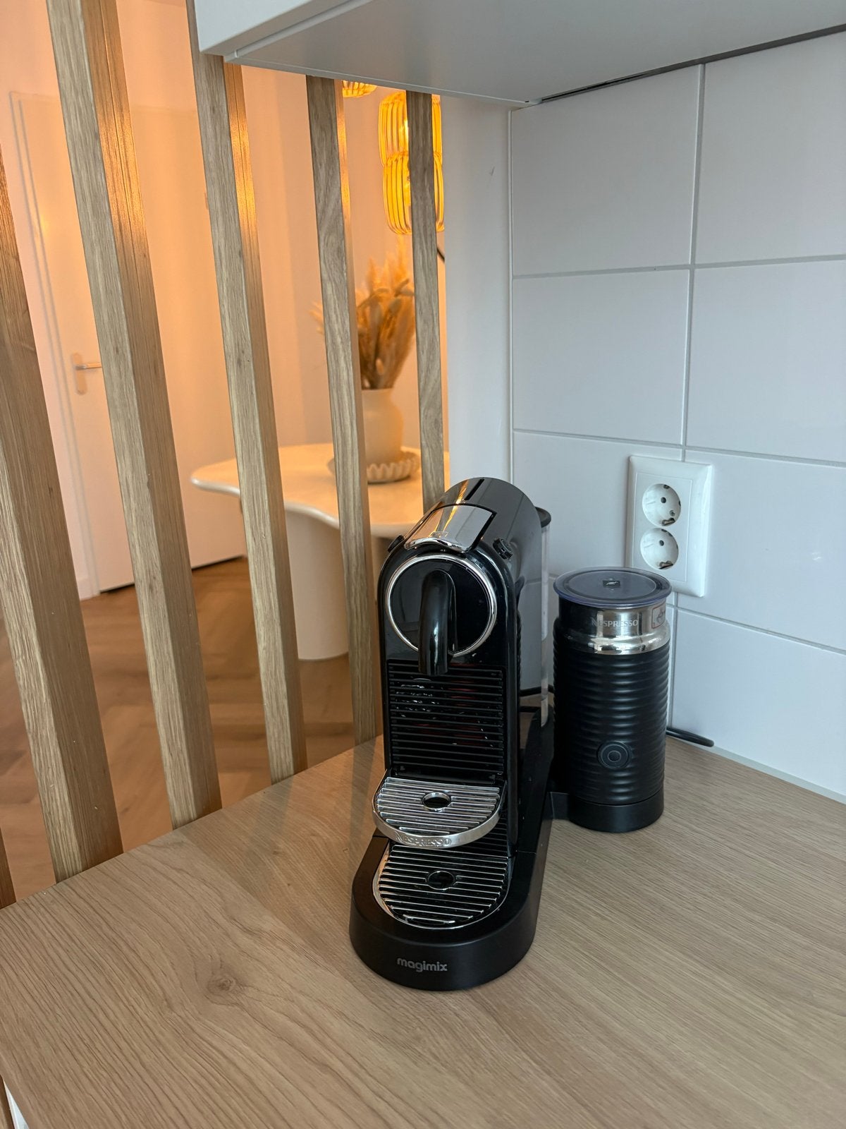 Magimix Nespresso apparaat met melkopschuimer, Gebruikt, Espresso apparaat, Ophalen of Verzenden, Koffiepads en cups