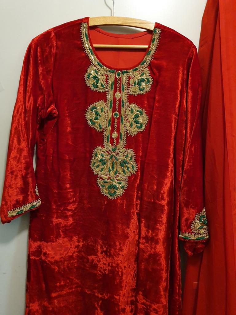 Rode fluwelen jurk met  borduursels Sjaal ook bij, Kleding | Dames, Jurken, Ophalen of Verzenden, Nieuw, Maat 38/40 (M), Rood
