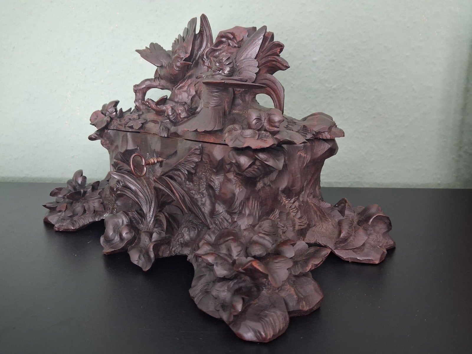 Antieke  houten kist met vogels en bloemen,zwartewoud, Antiek en Kunst, Ophalen of Verzenden