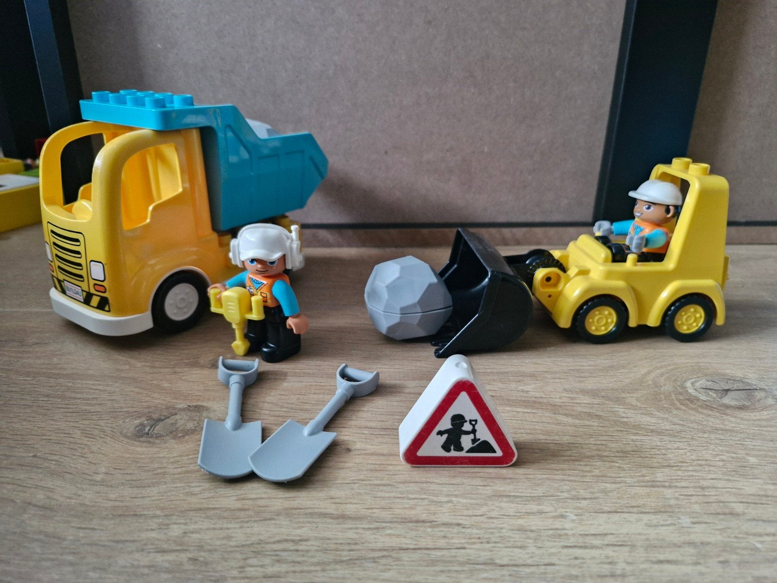 Duplo kiepwagen en bulldozer met 2 werkmannen, Ophalen of Verzenden