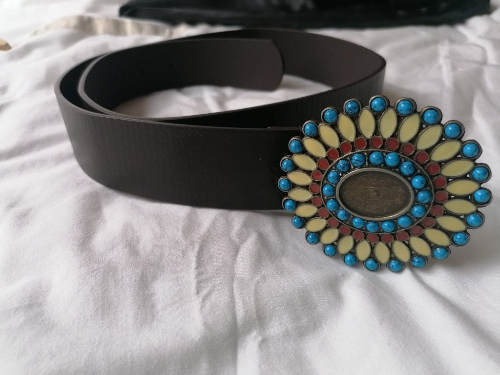 Nieuwe riem, boho Ibiza style met mooie bloemen gesp, Kleding | Dames, Riemen en Ceinturen, Ophalen of Verzenden, Nieuw, Bruin