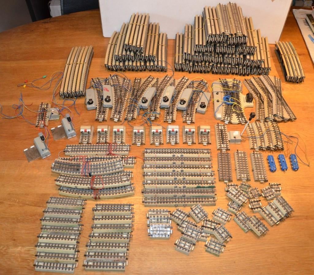 Partij Marklin 3600 en 3700 railmateriaal en 2x 7044 sein, Wisselstroom, Gebruikt, Rails, Ophalen of Verzenden