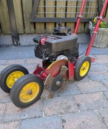 Te huur: Kantensnijder / Graskantmaaier gemotoriseerd, Tuin en Terras, Ophalen, Zo goed als nieuw, Benzine