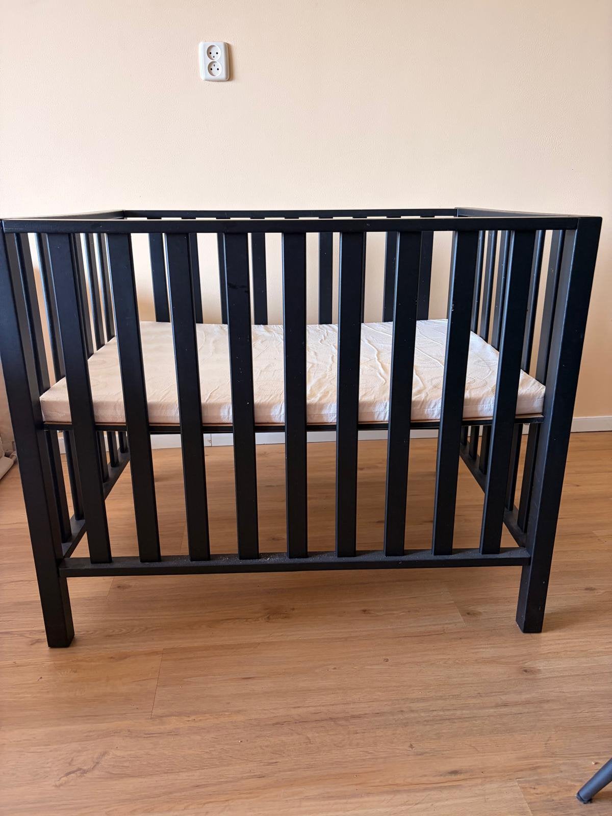 TWF Box Fleur Babybox – Verstelbare bodem - zwart - matras, Ophalen, Zo goed als nieuw, Rechthoekig, In hoogte verstelbaar