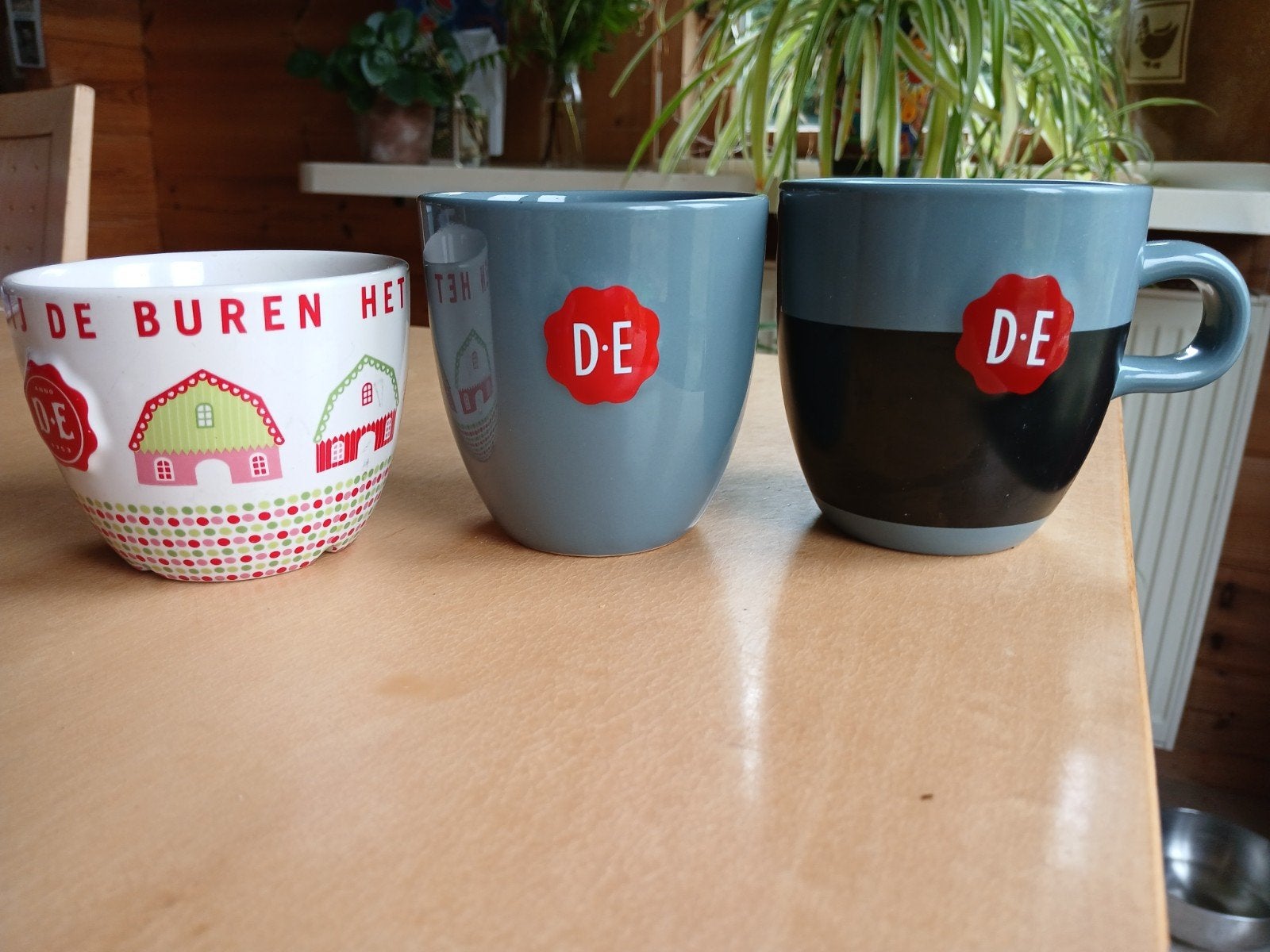 Douwe Egberts mokken. Drie voor samen €5.00, Huis en Inrichting, Keuken | Servies, Overige merken, Ophalen of Verzenden, Zo goed als nieuw
