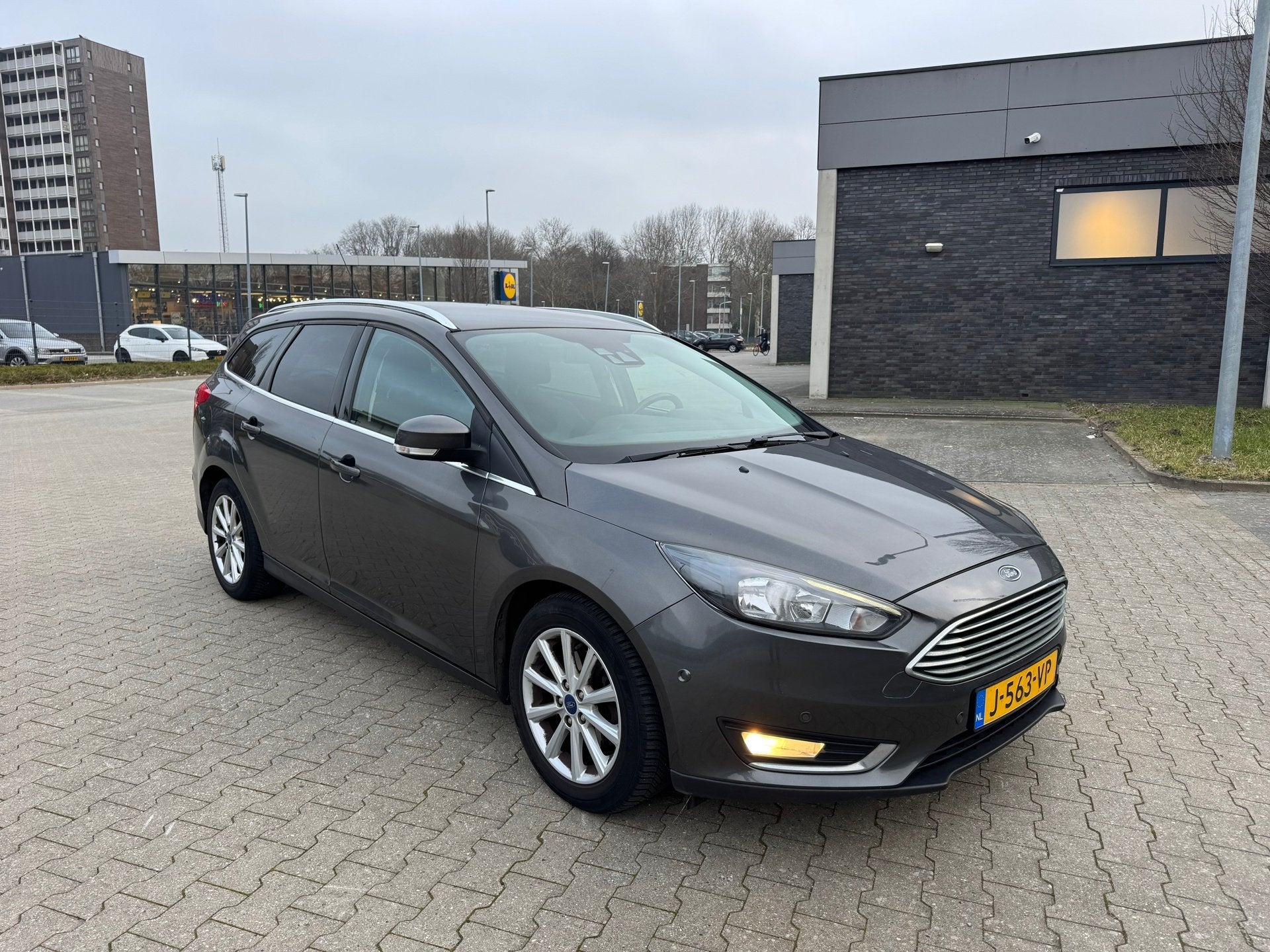 Ford Focus Wagon 1.0 Titanium Edition, Dealer onderhouden, 125 pk, Gebruikt, Leder en Stof