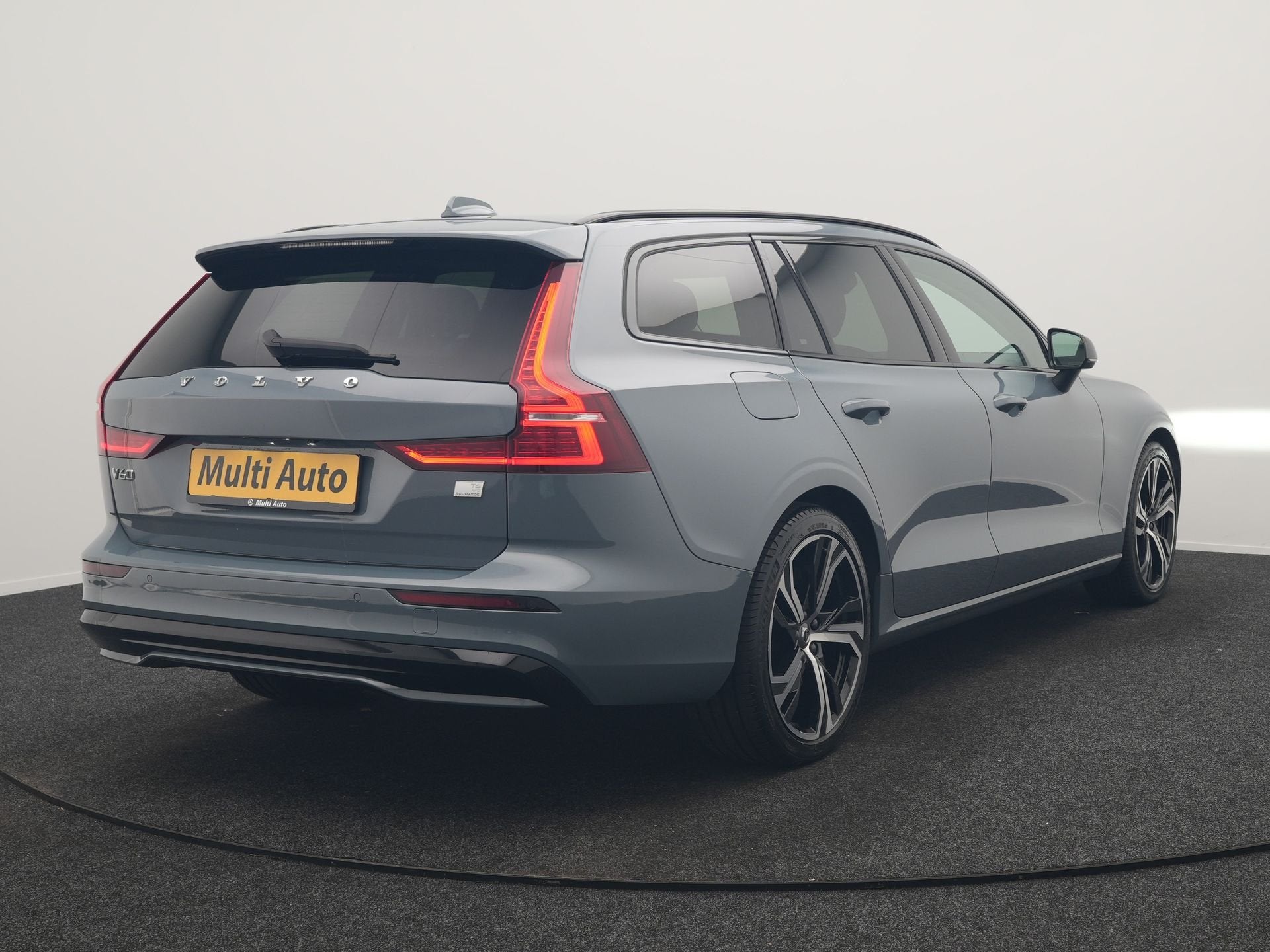 Volvo V60 T6 AWD Plus Dark LONG RANGE PHEV 350pk Dealer O.H., Automaat, Gebruikt, Zwart, 4 cilinders
