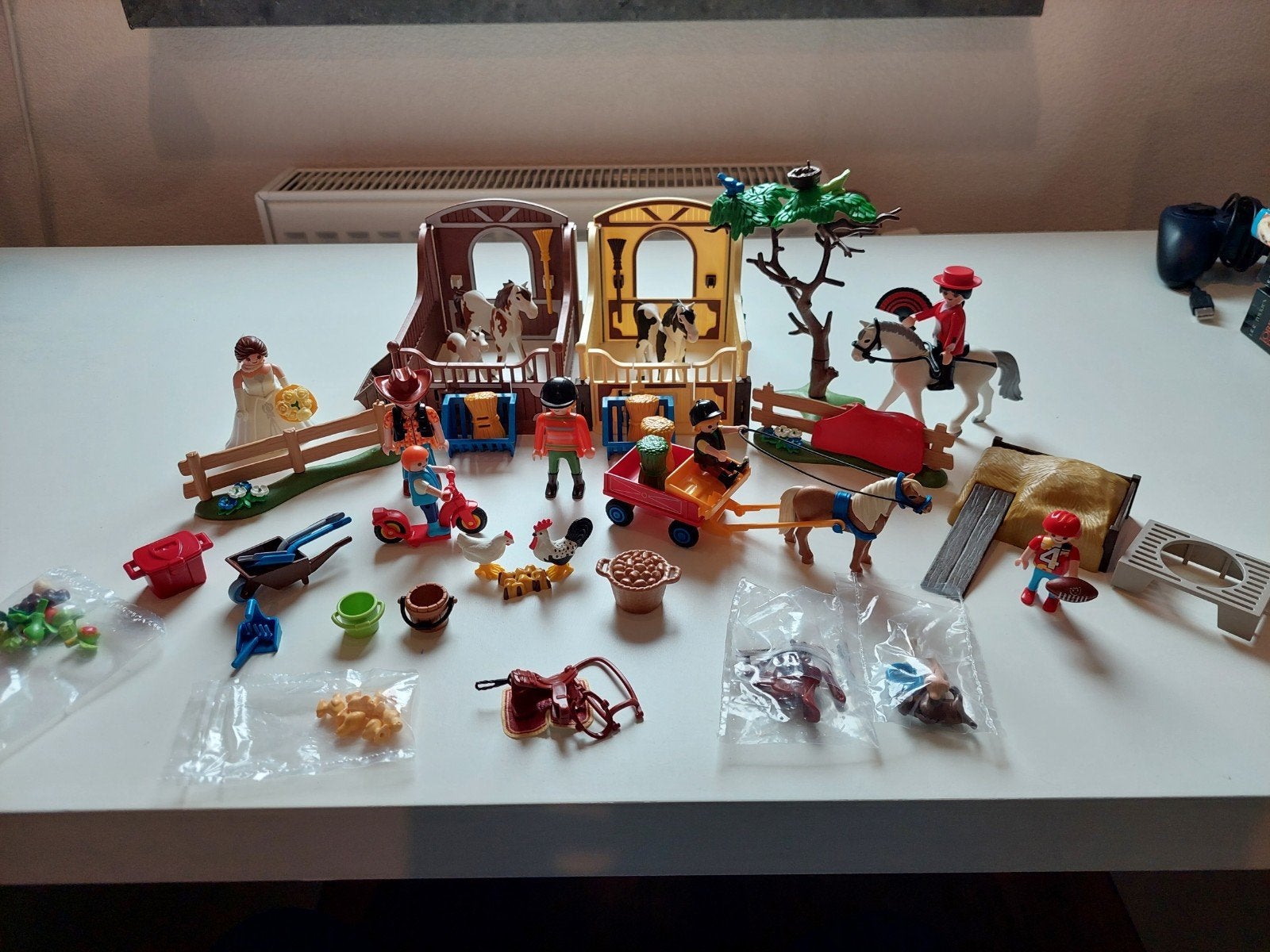 Playmobil Country set met 2 stallen, paarden en accessoires, Ophalen of Verzenden, Zo goed als nieuw, Country, Overige typen