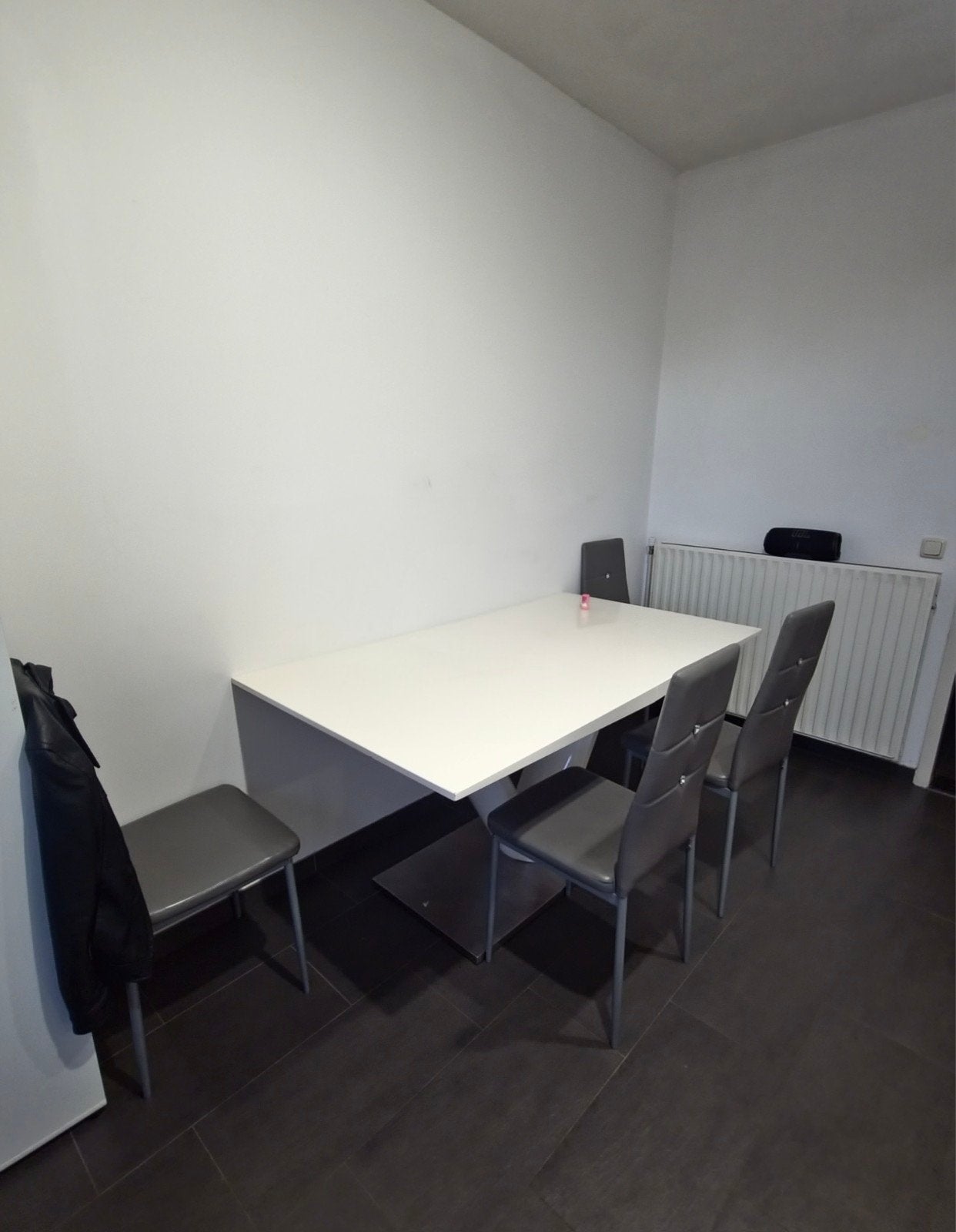 Moderne eettafel met 4 stoelen - Wit en grijs, Huis en Inrichting, Tafels | Eettafels, Ophalen, Gebruikt, 100 tot 150 cm, 50 tot 100 cm