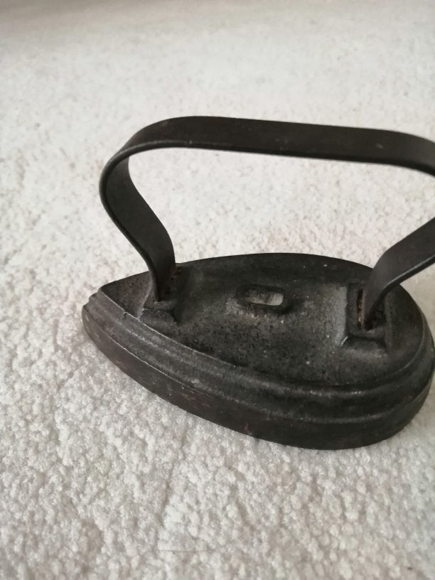 strijkijzer antiek, strijkijzertje klein model, maat 0, Antiek en Kunst, Antiek | Gereedschap en Instrumenten, Ophalen of Verzenden