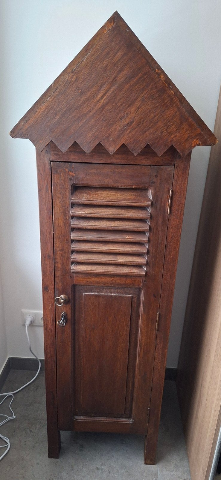 Mooi houten kast met puntdak, Ophalen