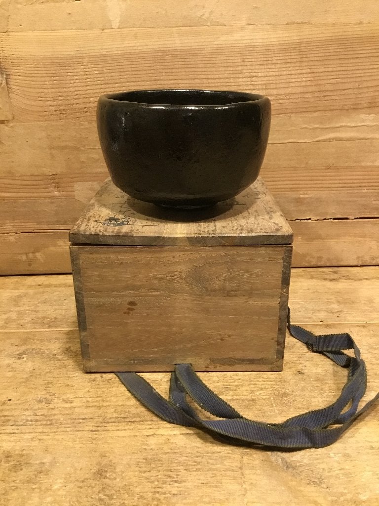 Oude Japanse theeschaal (chawan) & bijbehorende opbergkist, Antiek en Kunst, Steen/keramiek, Overige typen, Handgemaakt, Japan