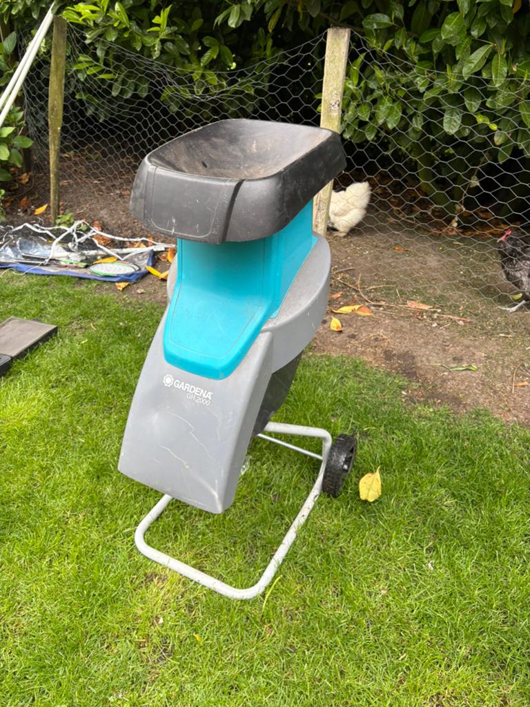 Hakselaar Gardena  (veel gereedschap te koop zie ads), Tuin en Terras, Hakselaars, Ophalen of Verzenden, Zo goed als nieuw, Met opvangbak