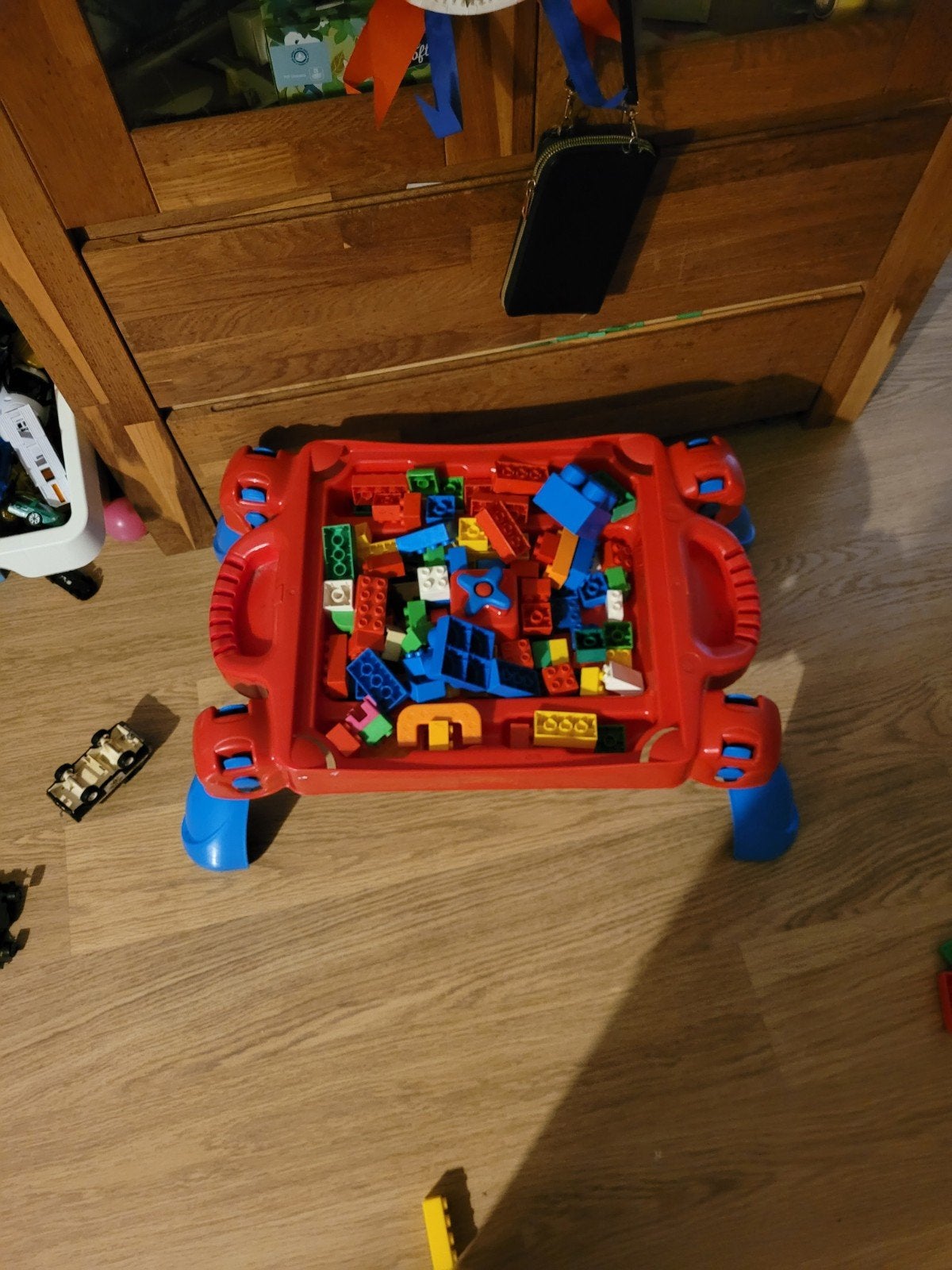 Lego Duplo speeltafel met diverse bouwstenen, Kinderen en Baby's, Speelgoed | Duplo en Lego, Ophalen, Gebruikt, Inclusief extra onderdelen
