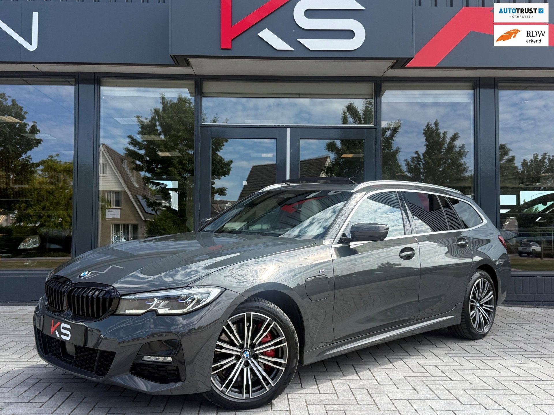 BMW 3-serie Touring 330e xDrive High Executive M Pano Indivi, Automaat, Gebruikt, Beige, 4 cilinders