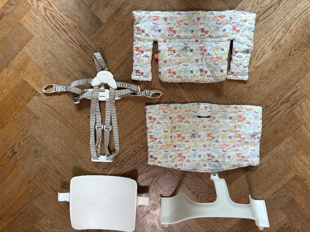 Stokke Tripp Trapp Baby Set met kussens en tuigje, Ophalen of Verzenden, Zo goed als nieuw, Meegroeistoel, Gordel(s)