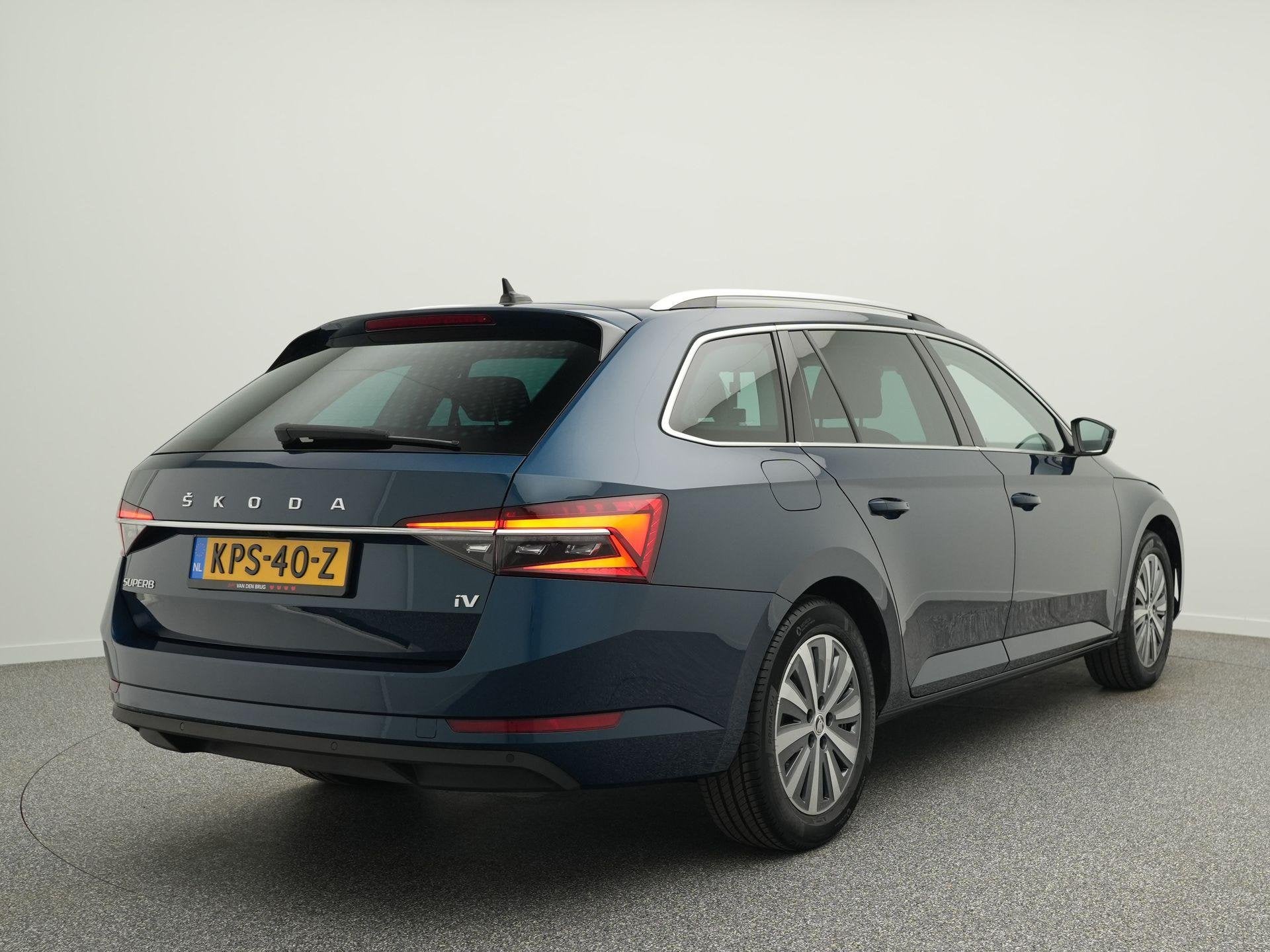 Skoda Superb Combi 1.4 TSI 218pk iV Business Edition Plus |, Auto's, Stof, Gebruikt, 4 cilinders, Blauw