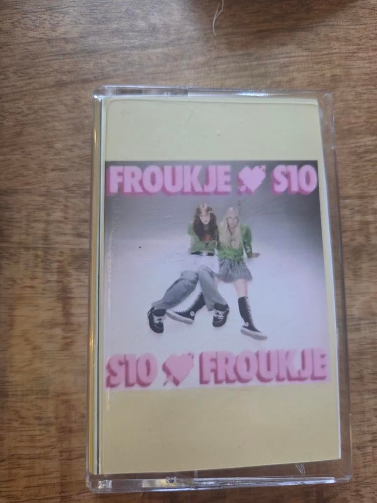 Froukje en S10 Cassette Tape - Zeldzaam en Nieuw!, Cd's en Dvd's, 1 bandje, Ophalen of Verzenden, Origineel, Met bewaardoos, rek of koffer