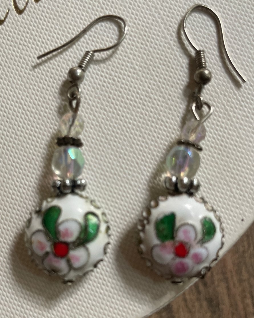 Oorbellen met bloemmotief en glaskralen, Sieraden, Tassen en Uiterlijk, Overige materialen, Wit, Ophalen of Verzenden, Hangers