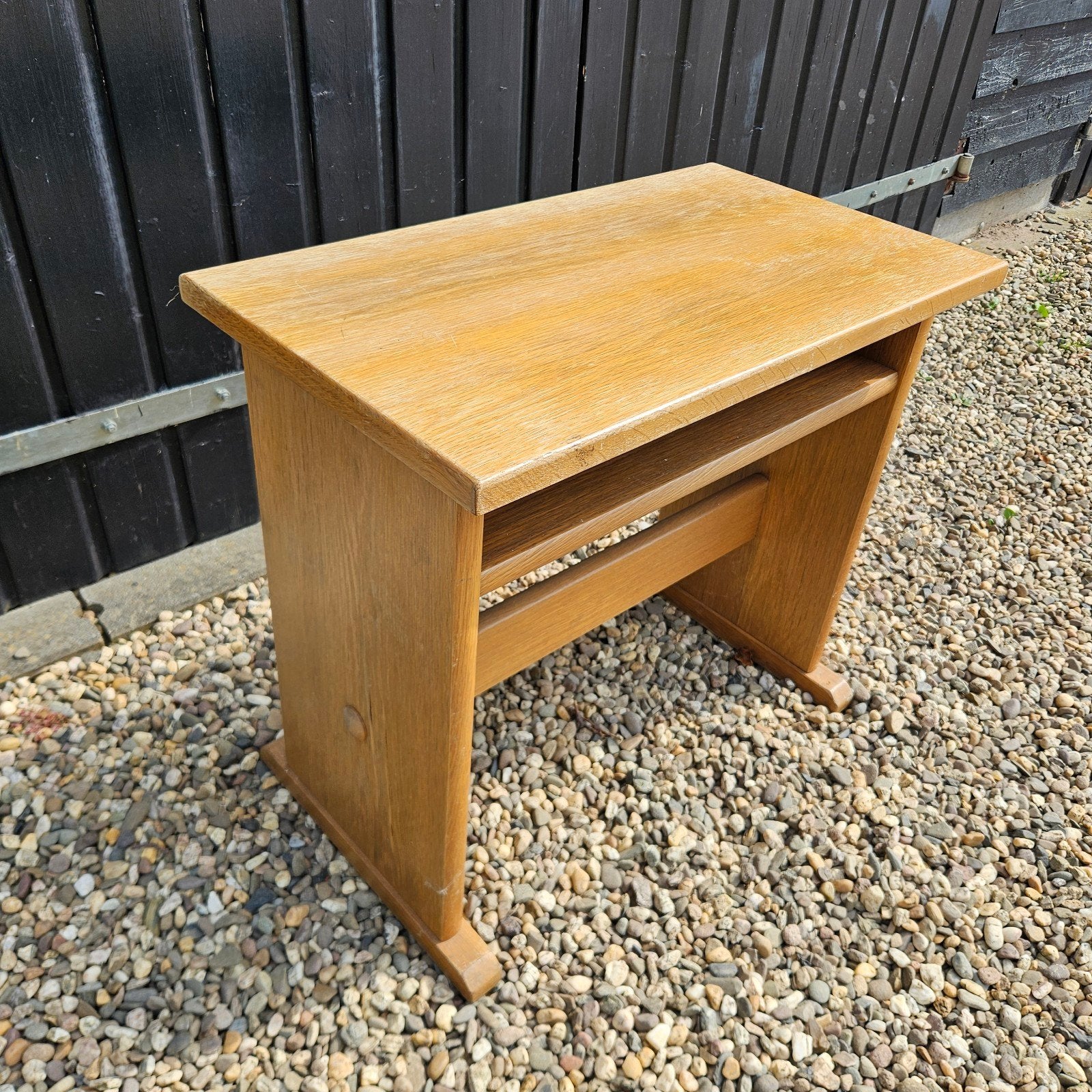 Houten bijzettafel / sidetable met opbergplank, Minder dan 55 cm, Gebruikt, Klassiek, functioneel, Rechthoekig