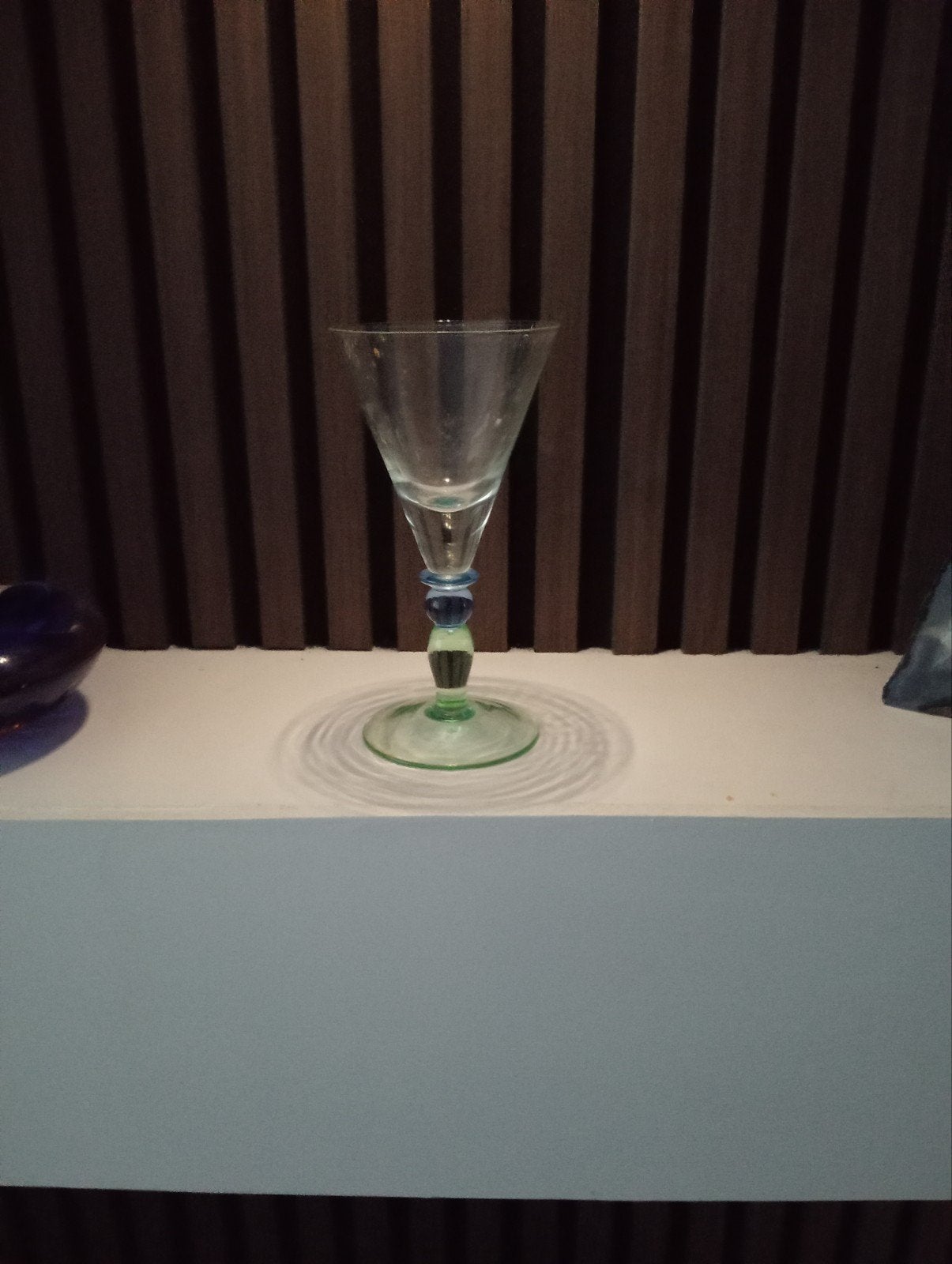 Elegant wijnglas met gekleurde steel, Antiek en Kunst, Ophalen of Verzenden