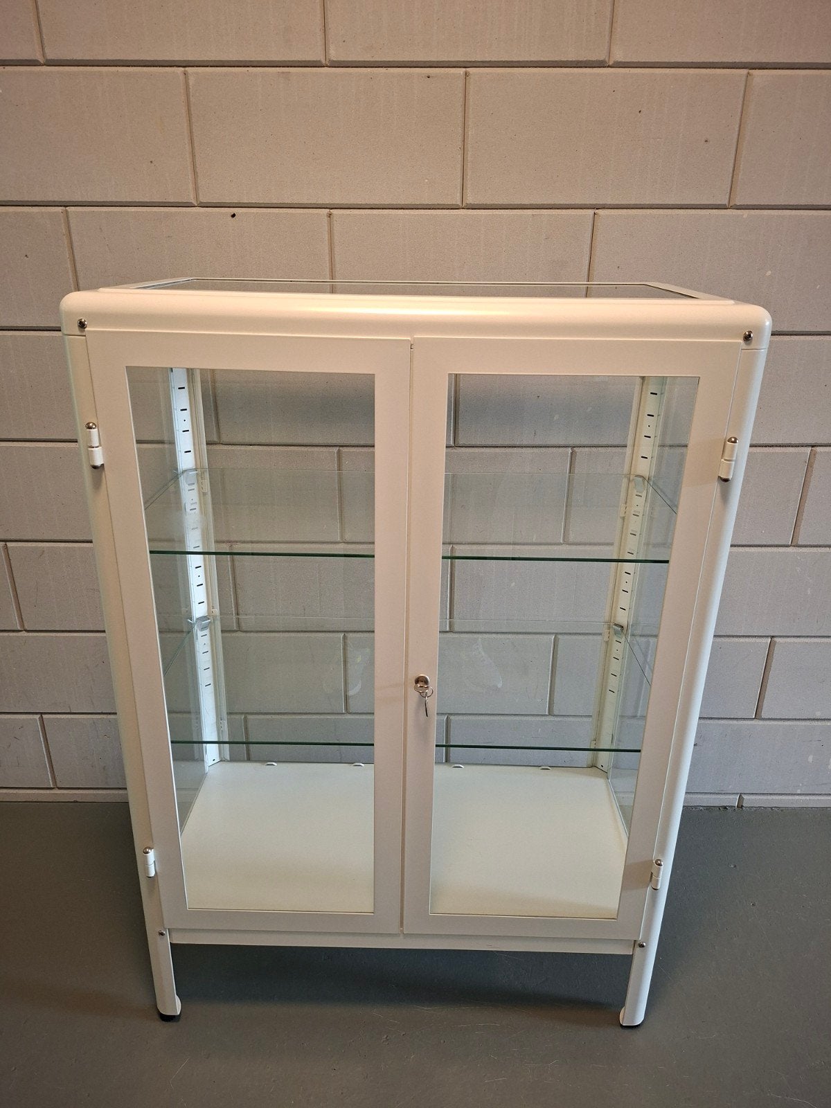 Te koop: Industriële Vitrinekast (Nieuwstaat), Huis en Inrichting, Kasten | Vitrinekasten, Ophalen, Met deur(en), 100 tot 150 cm