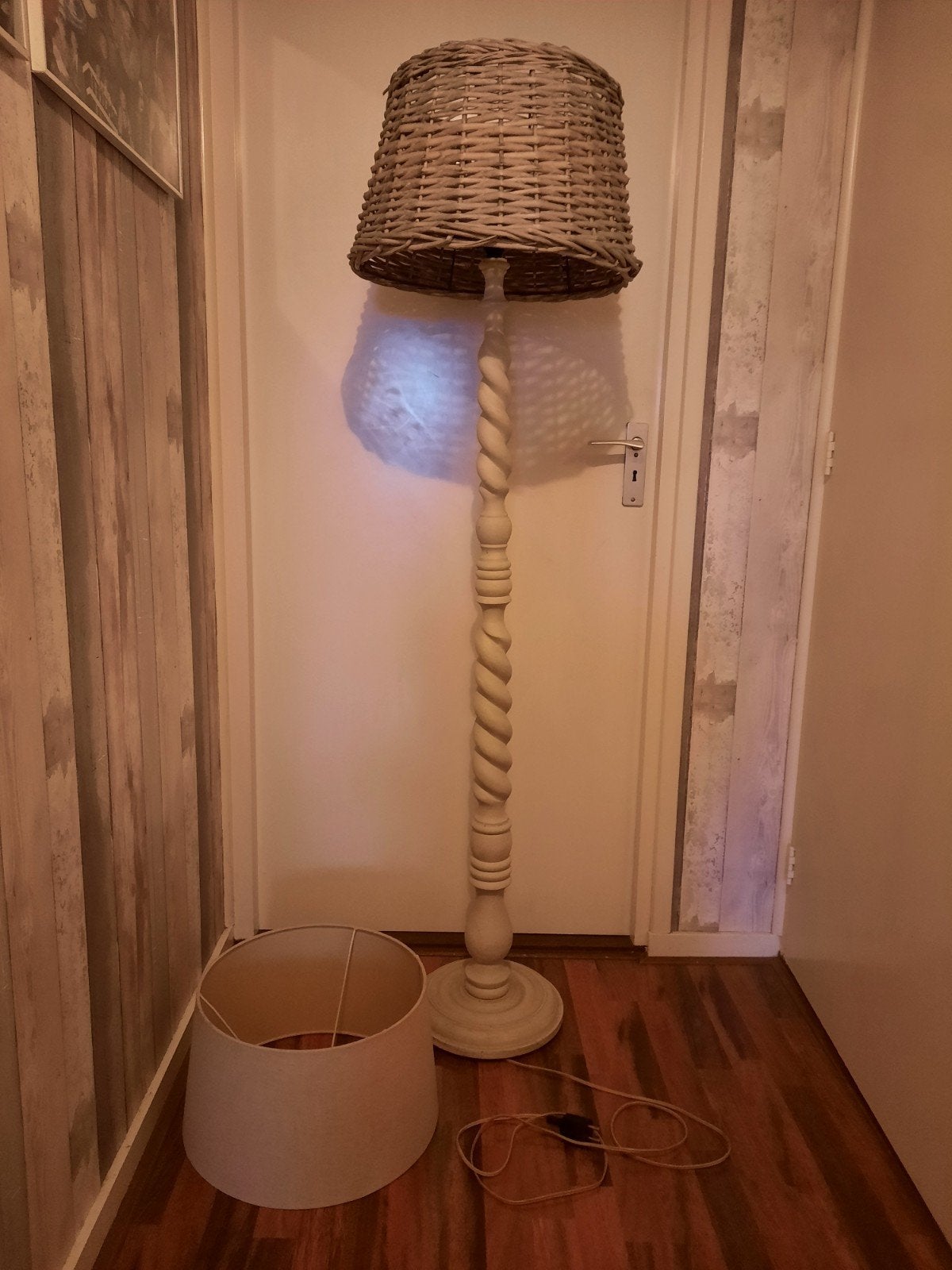 Vloerlamp. Brocante stijl. Met rieten kap., Huis en Inrichting, Lampen | Vloerlampen, Ophalen, Gebruikt, 150 tot 200 cm