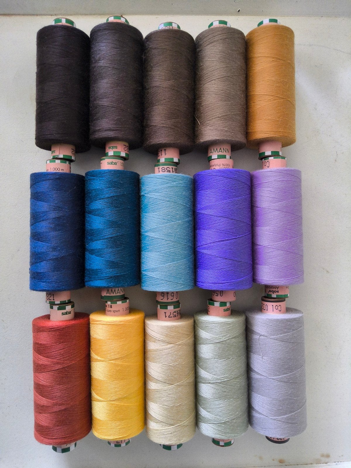 15 klossen Amann Saba naaimachinegaren 1000m diverse kleuren, Hobby en Vrije tijd, Ophalen of Verzenden, Nieuw, Garen of Naald(en)